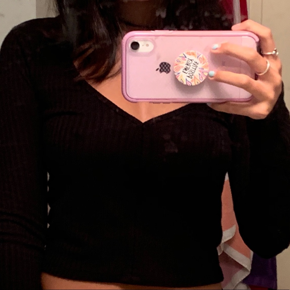 BRANDY MELVILLE CROPPED LONG SLEEVE V NECK SHIRT